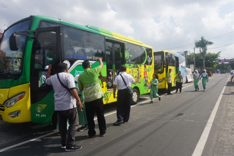 Siswa berlarian untuk naik TransJogja