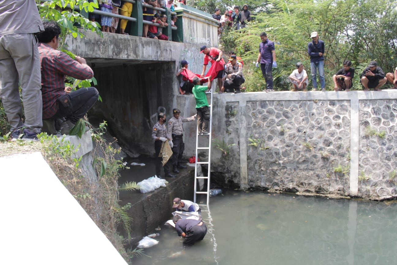 Proses evakuasi bayi yang ditemukan di sungai. (Kapolsek Berbah untuk Radar Jogja)