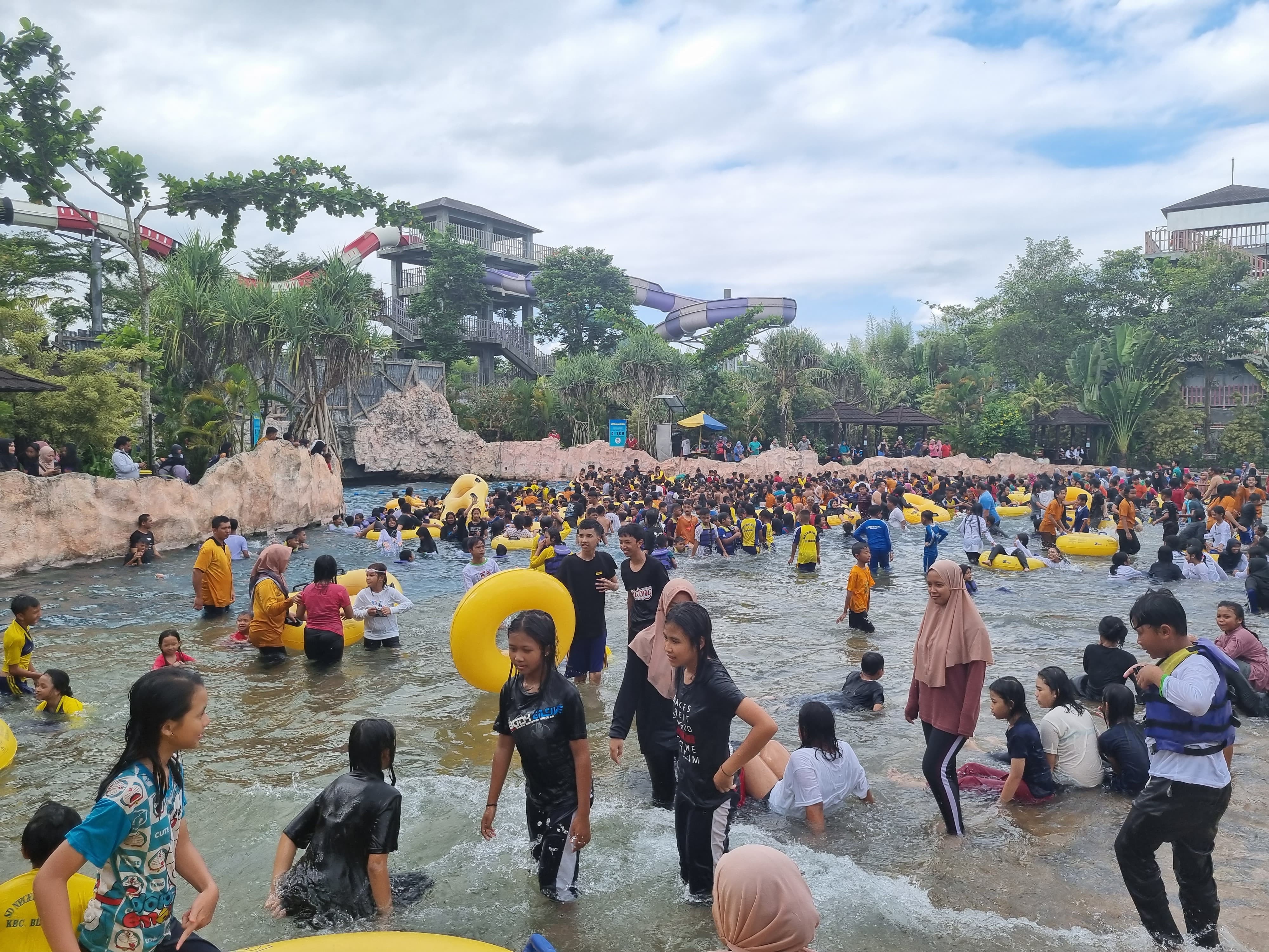 SPESIAL: Pengunjung menikmati ragam wahana yang berada di Waterboom Jogja. (Fahmi Fahriza/Radar Jogja)