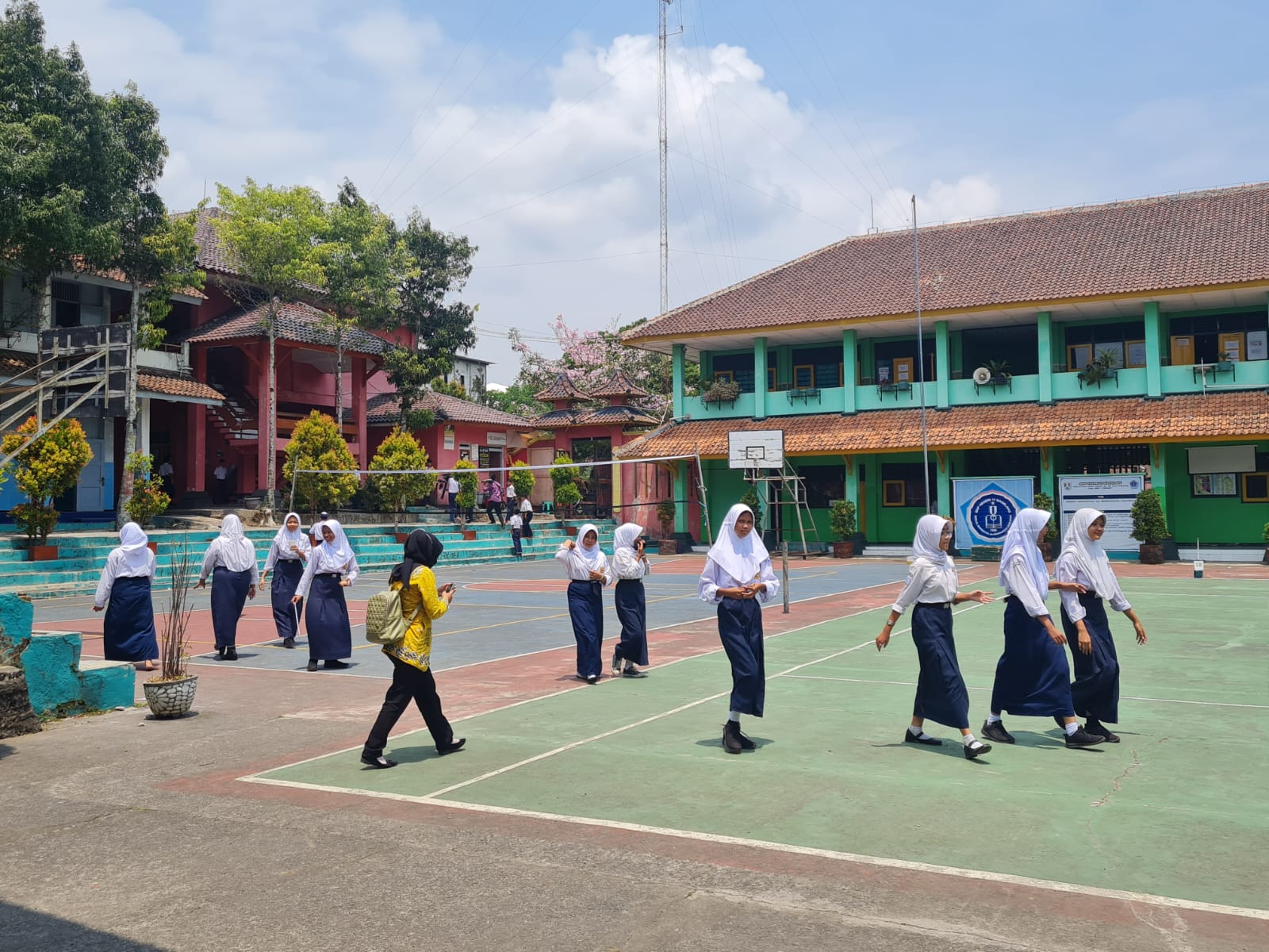 ASYIK BERMAIN: Para siswa di SMP Negeri 11 Magelang tampak bermain saat jam istirahat berlangsung, Kamis (14/9). (Naila Nihayah/Radar Jogja)