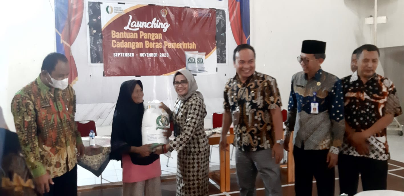 MANFAAT: Dinas Sosial DIY membagikan beras untuk keluarga penerima manfaat di DIY Kamis (14/9). (Istimewa/Radar Jogja)