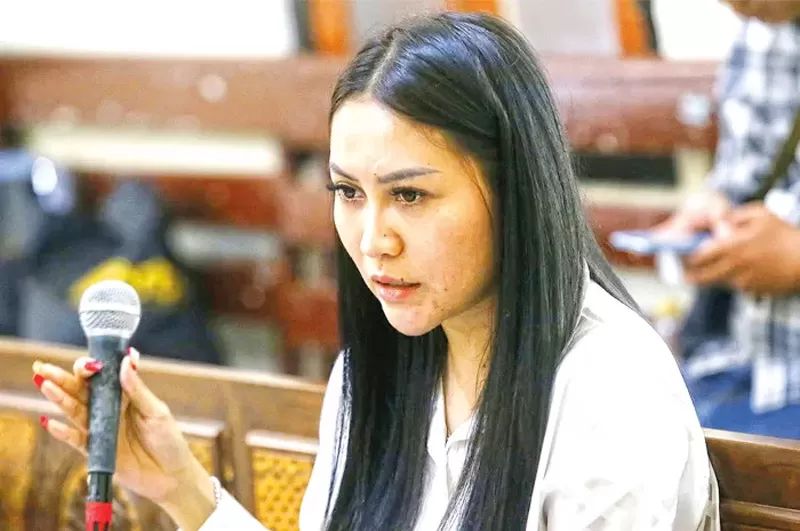 Jadi Saksi: Rena Dewi Hariyanto memberikan kesaksian untuk dua mantan ART-nya di PN Surabaya kemarin (12/9). (Robertus Risky/Jawa Pos)