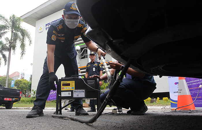 DITES DULU: Petugas melakukan uji emisi kendaraan yang dilaksanakan secara gratis di Jalan Urip Sumoharjo, Kota Jogja, Kamis (14/9/23). Guntur aga tirtana/radar jogja