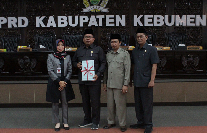 RANCANGAN APBD: Wakil Bupati Kebumen Ristawati Purwaningsih menyerahkan pengantar nota keuangan rancangan APBD 2024 kepada Ketua DPRD Kebumen Sarimun.M Hafied/Radar Kebumen