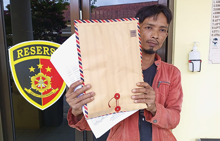 BARANG BUKTI: Warga Desa Karangkembang, Kecamatan Alian membawa bukti dugaan korupsi dana desa ke Polres Kebumen.M Hafied/Radar Kebumen