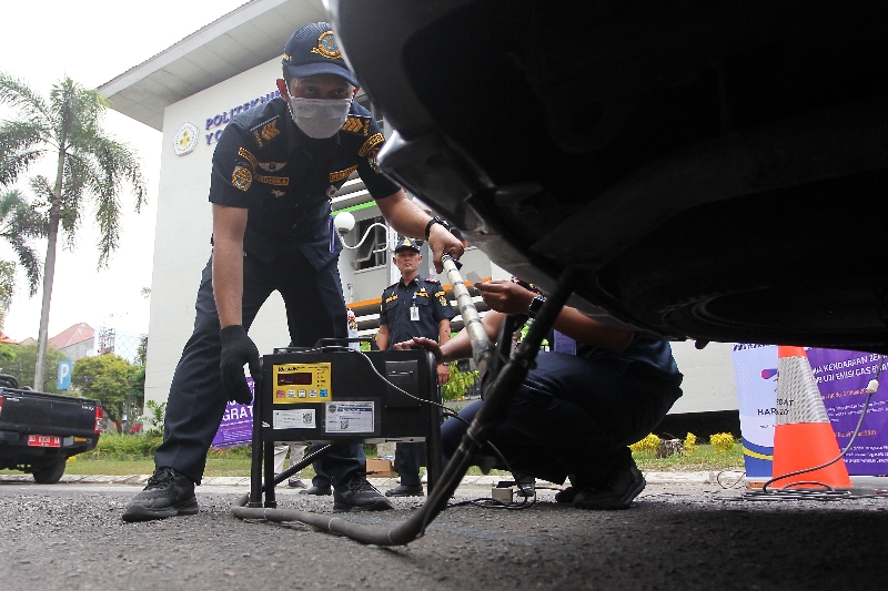 KONTROL: Petugas Dishub Kota Jogja melakukan uji emisi kendaraan yang dilaksanakan secara gratis di Jalan Urip Sumoharjo, Kota Jogja, Kamis (14/9). (Guntur Aga Tirtana/Radar Jogja)
