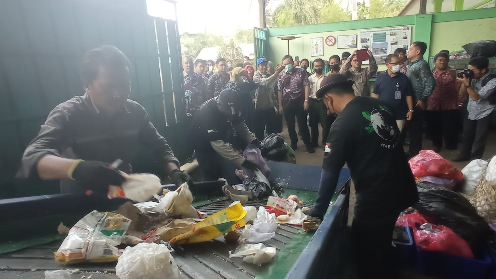 PEMILAHAN: Bupati Sleman Kustini Sri Purnomo dan Chief of Corporate Affairs Astra Riza Deliansyah melihat operasional alat pemilahan sampah di TPS3R Brama Muda, Ngaglik, Sleman