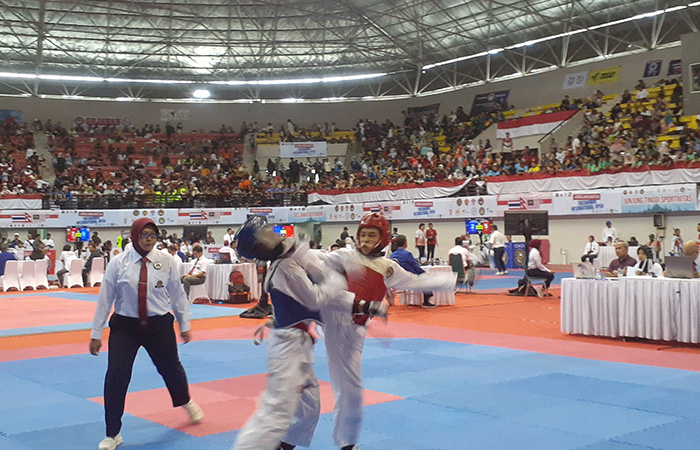 Para atlet taekwondo sedang bertanding pada ajang Jogjakarta Taekwondo International Open 2023 di GOR Amongrogo, Jogja, Jumat (15/9).RIZKY WAHYU/RADAR JOGJA
