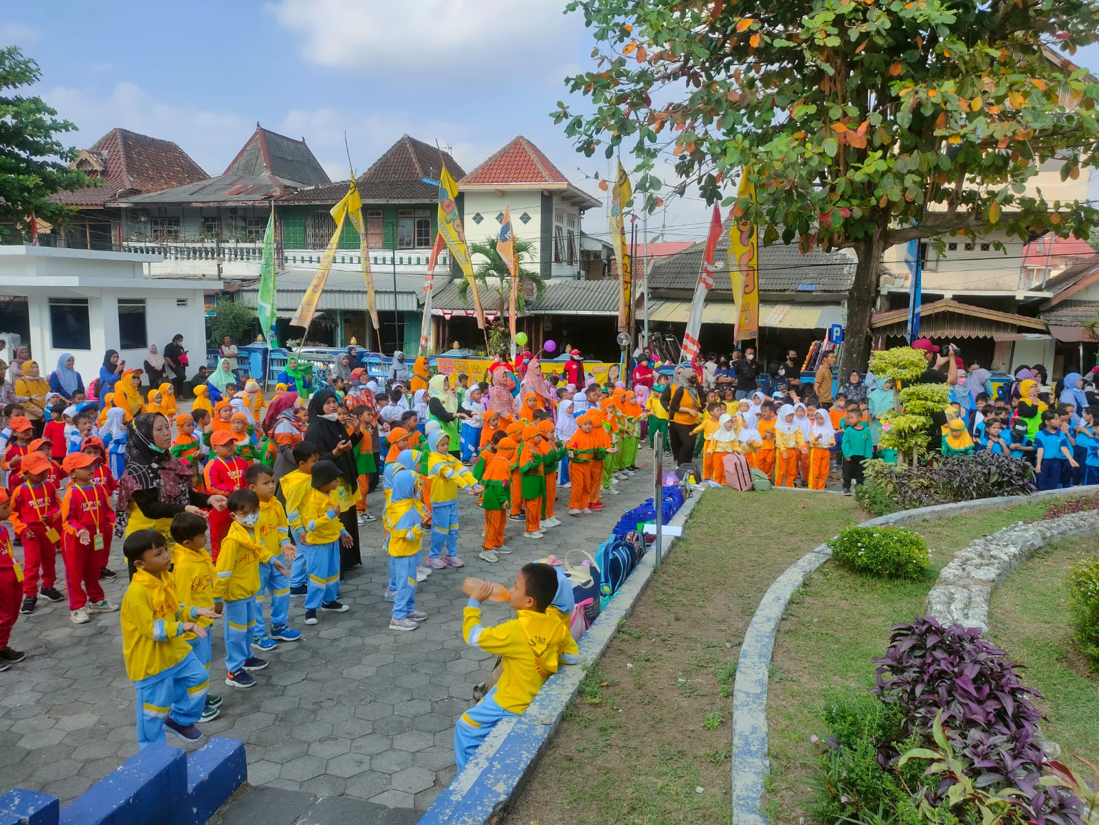 PERCAYA DIRI: Kegiatan senam massal dan lomba menempel bentuk geometri sebagai rangkaian acara HUT di LPP RRI Jogja. (Istimewa)