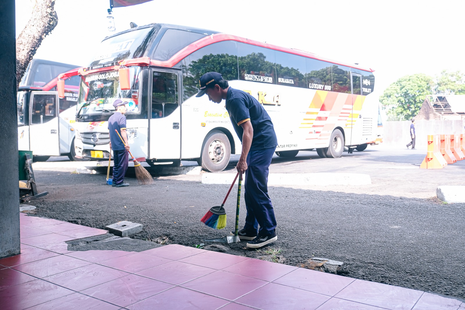 RERESIK: Para pekerja tampak menyapu area Terimal Tipe A Tidar Magelang, Jumat (15/9). Terlebih, terminal ini dicanangkan sebagai terminal yang bebas dari sampah. (Dok Prokompim Kota Magelang)