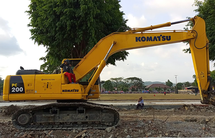 DIPOLES ULANG : Revitalisasi Alun-alun Kebumen sedang berlangsung. Sejumlah fasilitas publik di sekitar alun-alun kini turut diperbaiki.M Hafied/Radar Kebumen