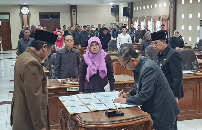 SIMBOLIS: Ketua DPRD Kota Magelang bersama Wali Kota Magelang menandatangani hasil rancangan perubahan APBD Kota Magelang tahun anggaran 2023, Jumat (15/9).Naila Nihayah/Radar Jogja
