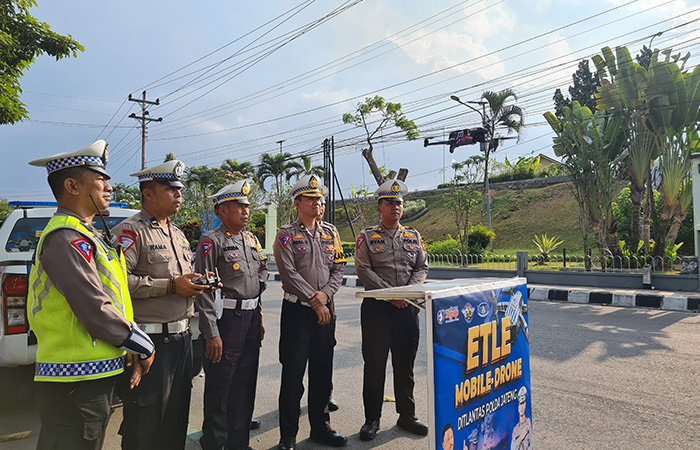 UJI COBA: Ditlantas Polda Jateng melakukan uji coba tilang elektronik di di simpang tiga Kebonpolo, Jumat (15/9).  Naila Nihayah/Radar Jogja