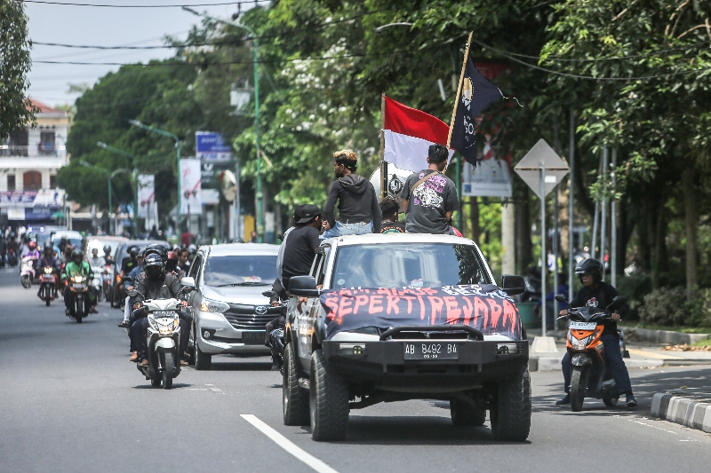 DATANG: Warga mengadukan Sri Wahyunarti selaku Kasi Jagabaya Kalurahan Sidorejo, Godean, Sleman, ke Bupati Sleman. (Elang Kharisma Dewangga/Radar Jogja)