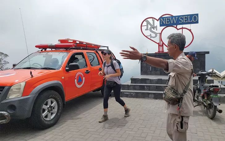WNA Spanyol Deniese pasca dievakuasi tersesat di Pasar Bubrah  Merapi, Kamis siang (14/9/2023). ((RAGIL LISTIYO/RADAR SOLO)