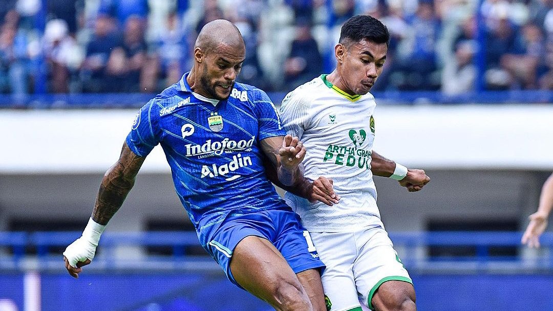 Pemain Persib Bandung David da Silva dikawal pemain Persikabo 1973 di Stadion Gelora Bandung Lautan Api (GBLA), Sabtu (16/9). (Dok Persib)