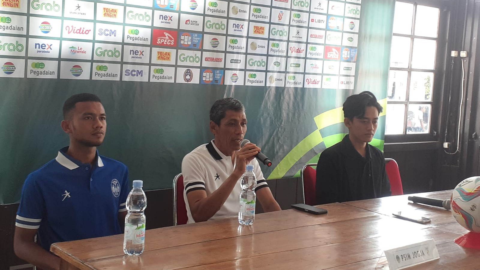 YAKIN: Assiten pelatih PSIM Jogja Weliansyah memberikan keterangan jelang laga menghadapi PSKC Cimahi dalam pre-match di Wisma PSIM Jogja Sabtu (16/9). (Rizky Wahyu/Radar Jogja)