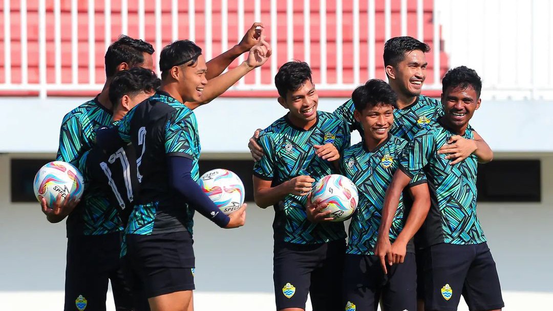 SMILE: Pemain PSKC Cimahi berlatih di Stadion Mandala Krida Jogja. (Dok PSKC)