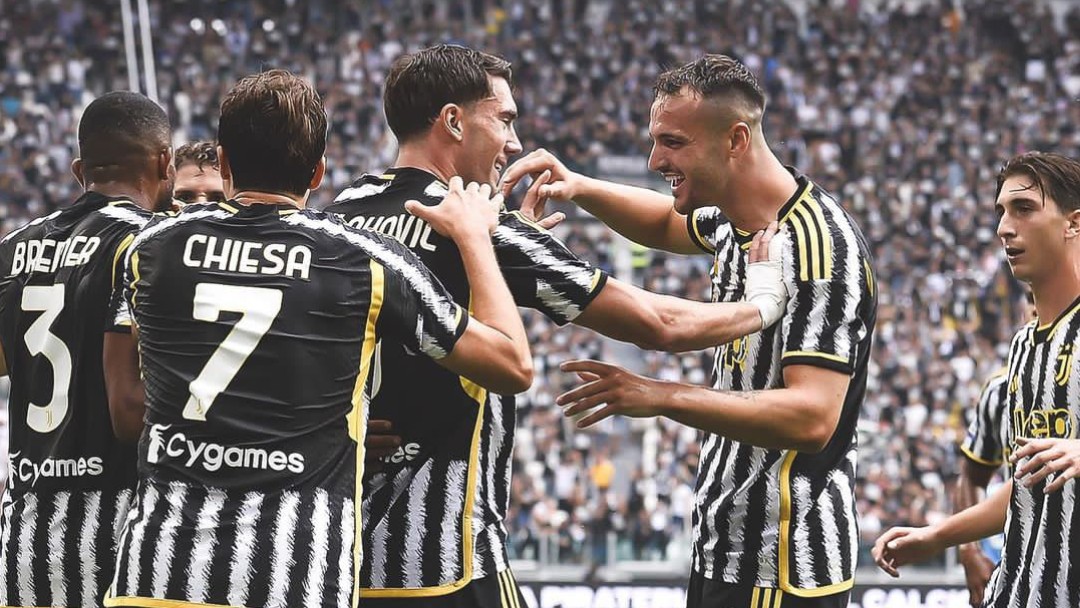 SELEBRASI: Dusan Vlahovic mencetak gol untuk Juventus saat menghadapi Lazio di Stadion Juventus Italia Sabtu (16/9). (Dok Juventus)