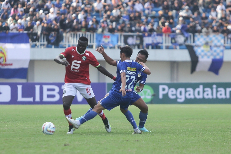 HADANG: Pemain PSIM harus melupakan kekalahan atas Bekasi City. (Elang Kharisma Dewangga/Radar Jogja)