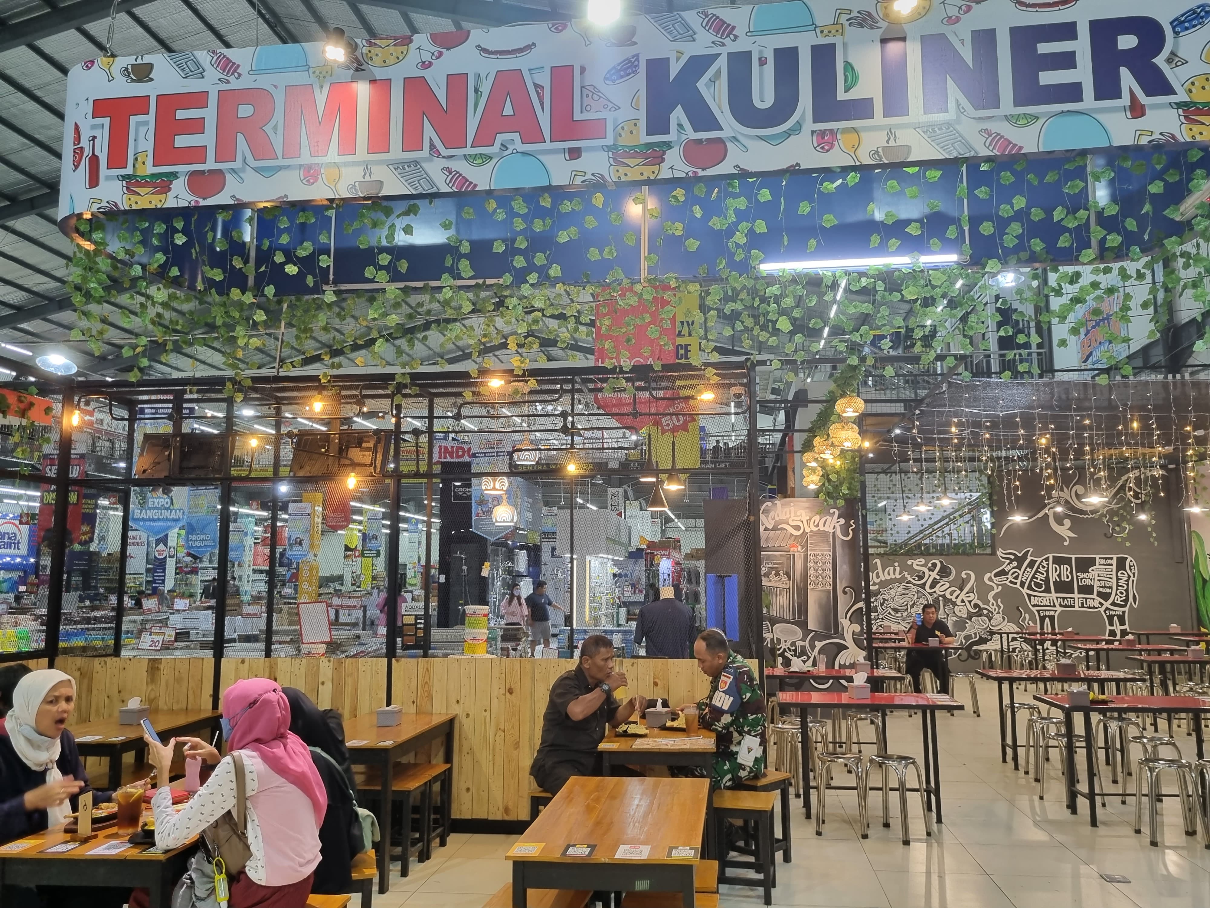 KULINER: Sesi opening terminal kuliner yang merupakan turunan usaha dari terminal bangunan, dengan konsep street food center terminal kuliner menghadirkan ragam variasi makanan. (FAHMI F/RADAR JOGJA)