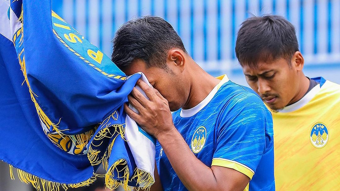 BANGGA: Pemain PSIM mencium bendera berlogo PSIM Jogja. (Dok PSIM Jogja)