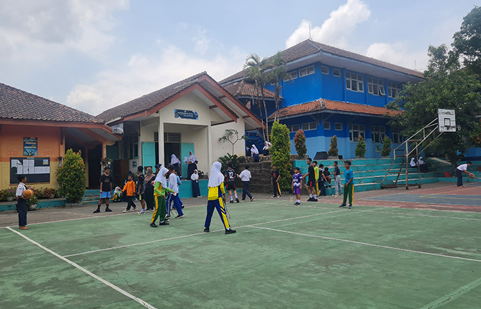 ASYIK BERMAIN: Para siswa di SMP Negeri 11 Magelang tampak bermain saat jam istirahat berlangsung Kamis (14/9).Naila Nihayah/Radar Jogja