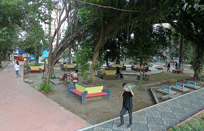 REVITALISASI: Suasana pohon-pohon perindang di kawasan Taman Denggung yang selesai ditebang dalam proses revitalisasi Minggu (17/9/23). Pohon-pohon tersebut rencananya akan diganti dengan pohon asem
