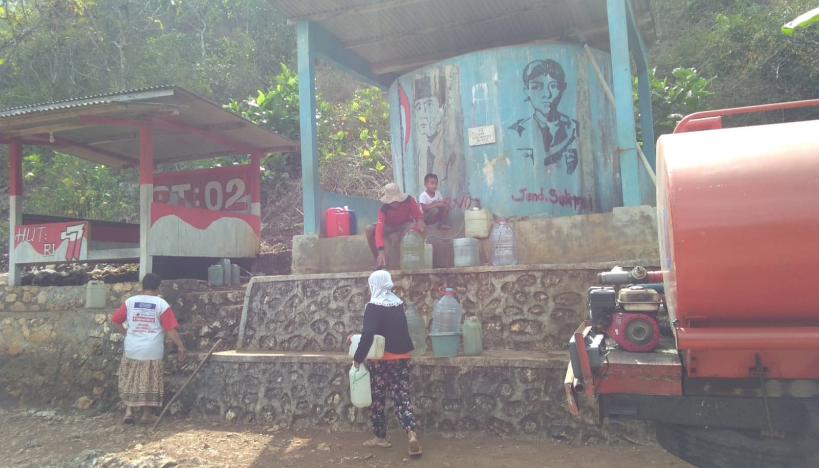 TERKENDALI: Warga terdampak fenomena El Nino terlihat membawa jerigen dan bersiap mengambil air bantuan dari BPBD Kabupaten Gunungkidul belum lama ini.