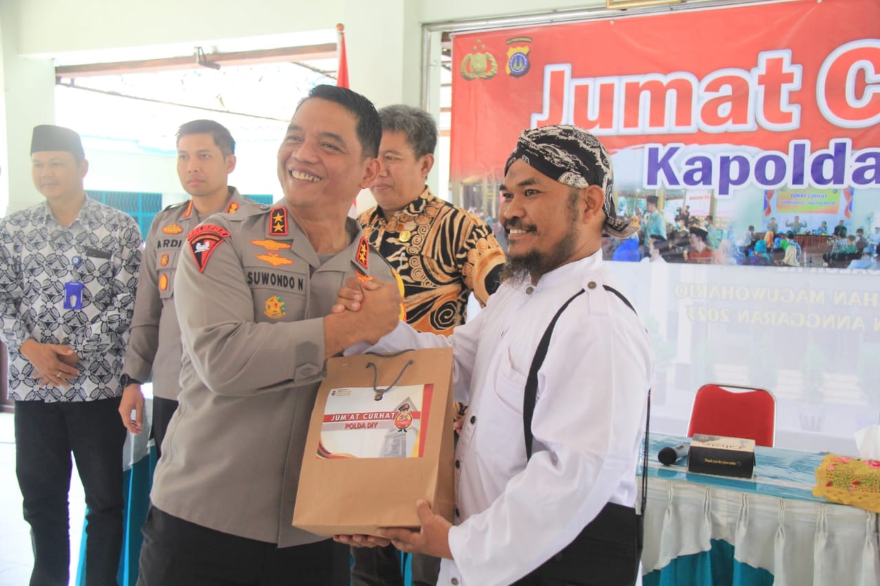 SOLUTIF: Kapolda DIY Irjen Pol Suwondo Nainggolan mendengarkan curhat para pegiat wisata Jogja dalam Jumat Curhat (15/9). (Dok Polda DIY)