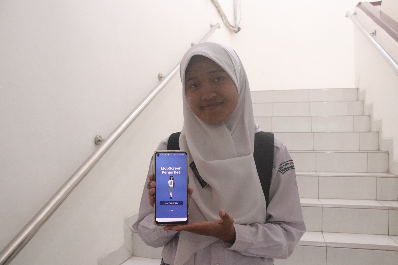 MUDAH: Siswa SMAN 1 Jogja tengah memperlihatkan Aplikasi Mobscreen Penjarkes. (Dok Pemkot Jogja)