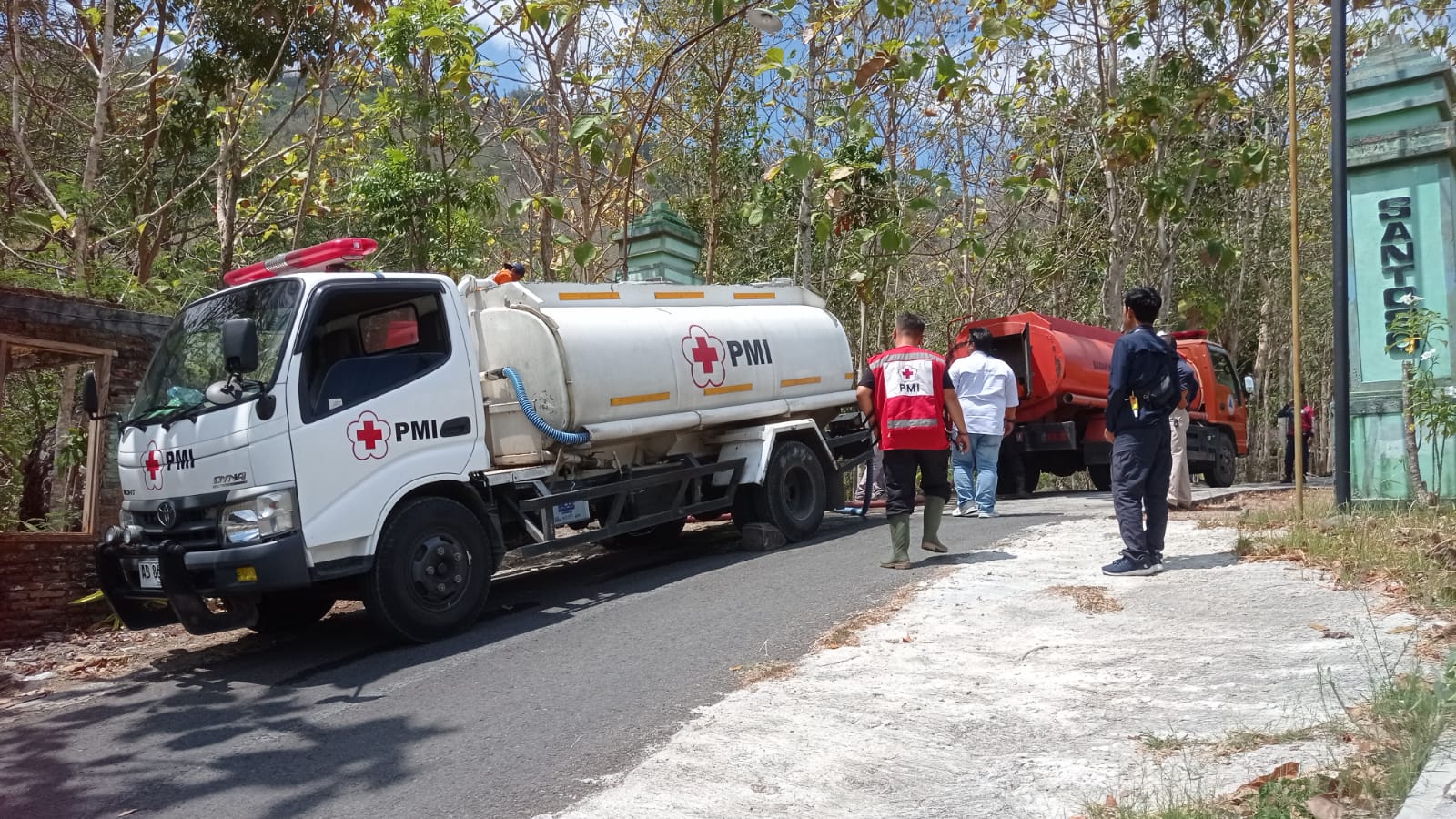 CEPAT: PMI DIY menyalurkan air bersih ke salah satu wilayah di DIY. (Dok PMI DIY)