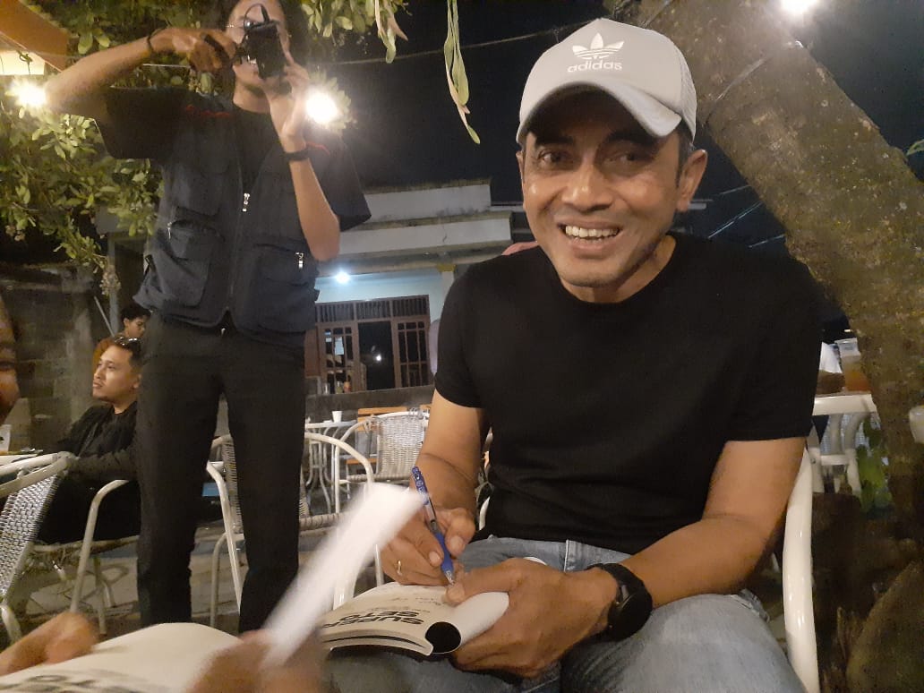 ETOS SETO: Seto Nurdiyantoro saat me-launching bukunya. (RIZKY WAHYU/RADAR JOGJA)