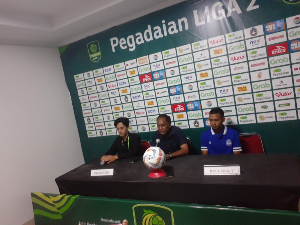 TANGGUNG JAWAB: Pelatih PSIM Jogja Kas Hartadi usai laga PSIM melawan PSKC. (Rizky Wahyu/Radar Jogja)