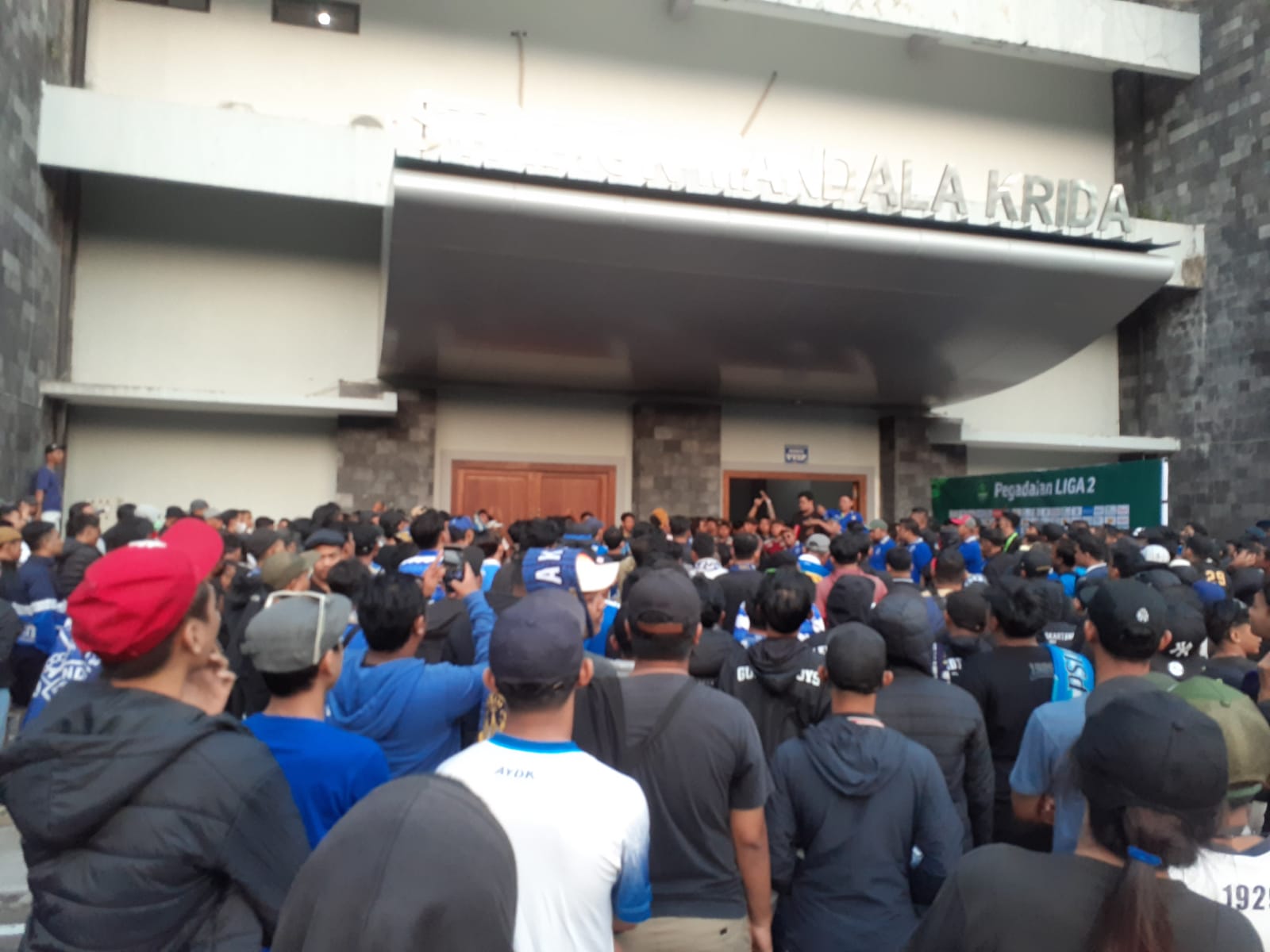 CINTA: Pendukung PSIM Jogja melakukan peotes ke manajemen di Stadion Mandala Krida Minggu (17/9). (Rizky Wahyu/Radar Jogja)