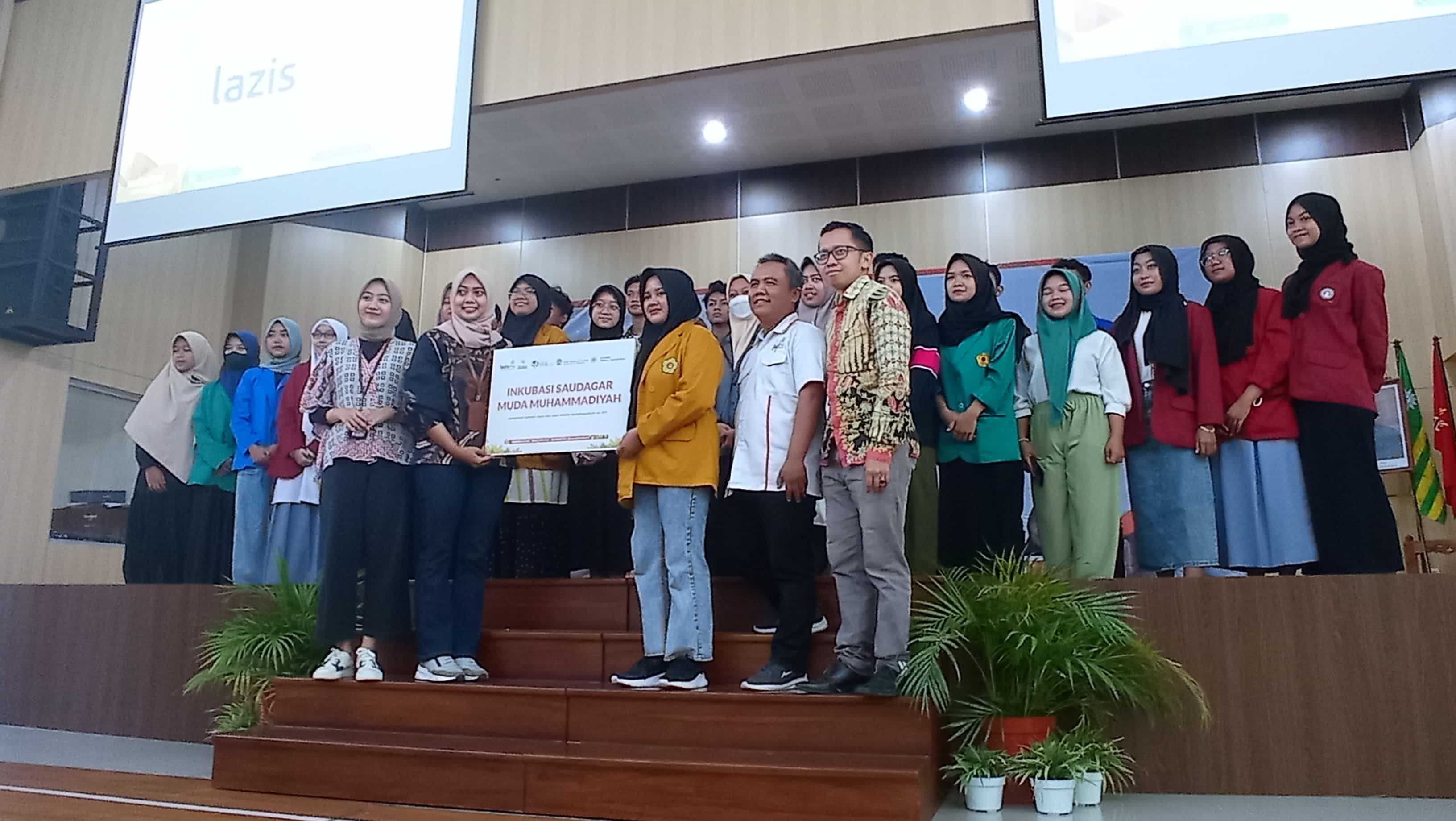 Kegiatan pentasyarufan dari Lazismu DIJ kepada para penerima di aula SMA Muhammadiyah 2 Jogja Sabtu (16/9/2023)
