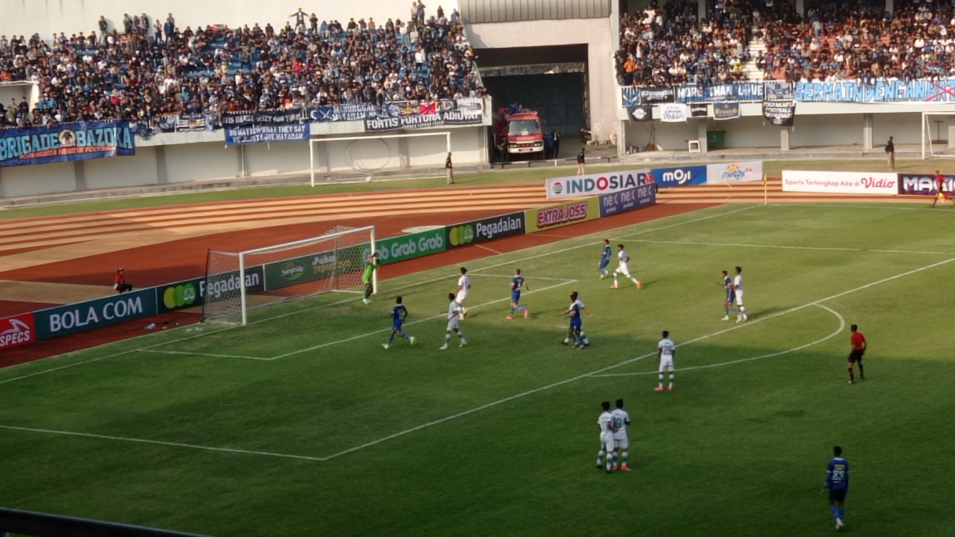 Suasana pertandingan PSIM Jogja melawan PSKC Cimahi di Stadion Mandala Krida Minggu (17/9).