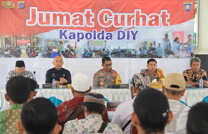 CARI SOLUSI: Kegiatan Jumat Curhat di Balai Kalurahan Maguwoharjo yang dihadiri Kapolda DIJ Irjen Pol Suwondo Nainggolan, Jumat (15/9).HUMAS POLDA DIJ