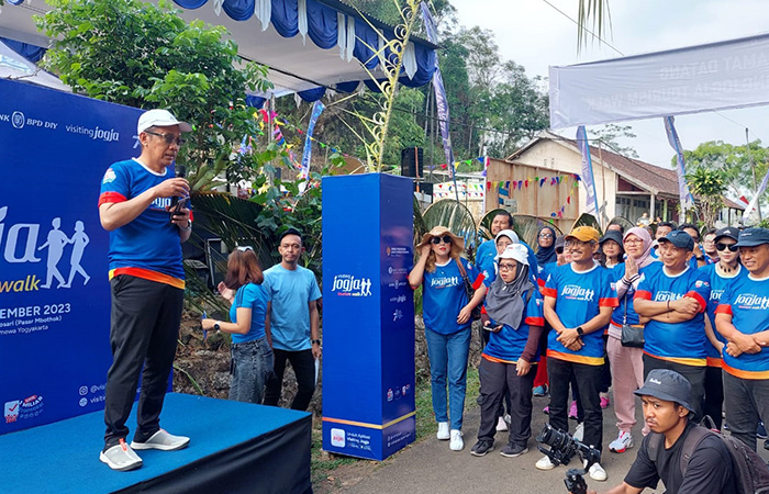DAYA TARIK: Para peserta antusias mengikuti Visiting Jogja Tourism Walk 2023 yang berlangsung di kawasan Desa Purwosari, Kulonprogo, Sabtu (15/9).Fahmi Fahriza/RADAR JOGJA
