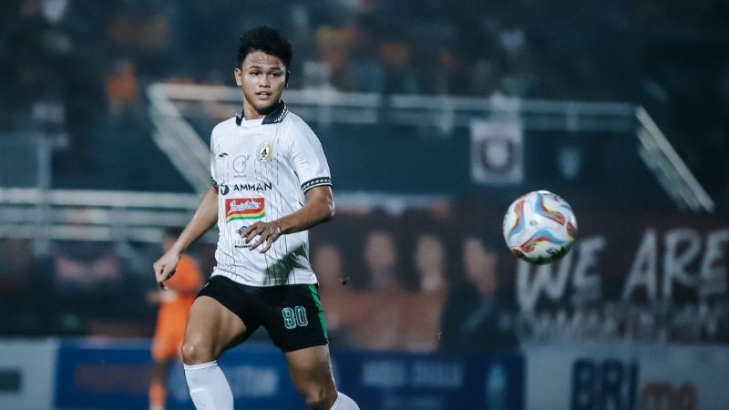FOKUS: Pemain PSS Hokky Caraka saat melawan Borneo. (Dok PSS)