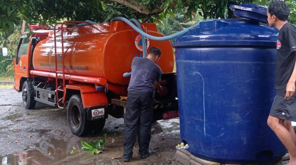 SALURKAN: Penyaluran air bersih di Sleman. (Dok BPBD Sleman)