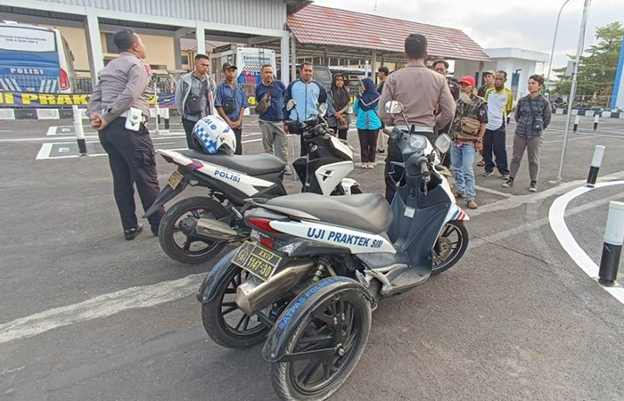 TERBANTU: Belasan penyandang disabilitas didampingi saat melakukan mengurus pembuatan SIM D di Polres Kulon Progo.HENDRI UTOMO/RADAR JOGJA