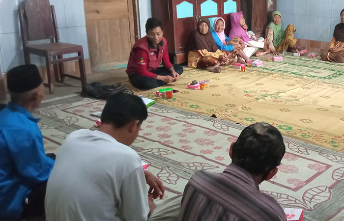 BERI PENJELASAN - Petugas Koordinator PKH Gunungkidul melakukan sosialisasi kepada masyarakat terkait penonaktifan keluarga penerima manfaat akhir pekan lalu.Foto Koordinator PKH untuk Radar Jogja
