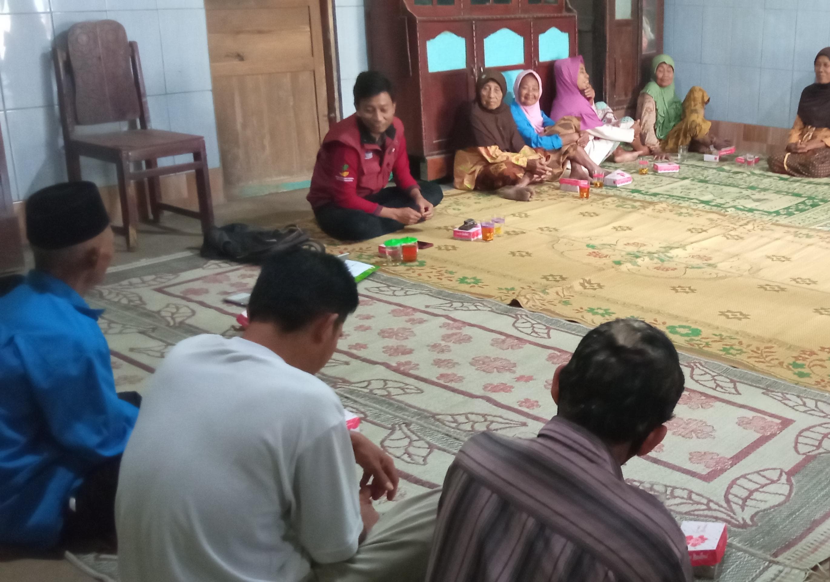 BERI PENJELASAN: Petugas Koordinator PKH Gunungkidul Herjun Pangaribowo melakukan sosialisasi ke masyarakat terkait penonaktifan keluarga penerima manfaat akhir pekan lalu. (Dok Istimewa)