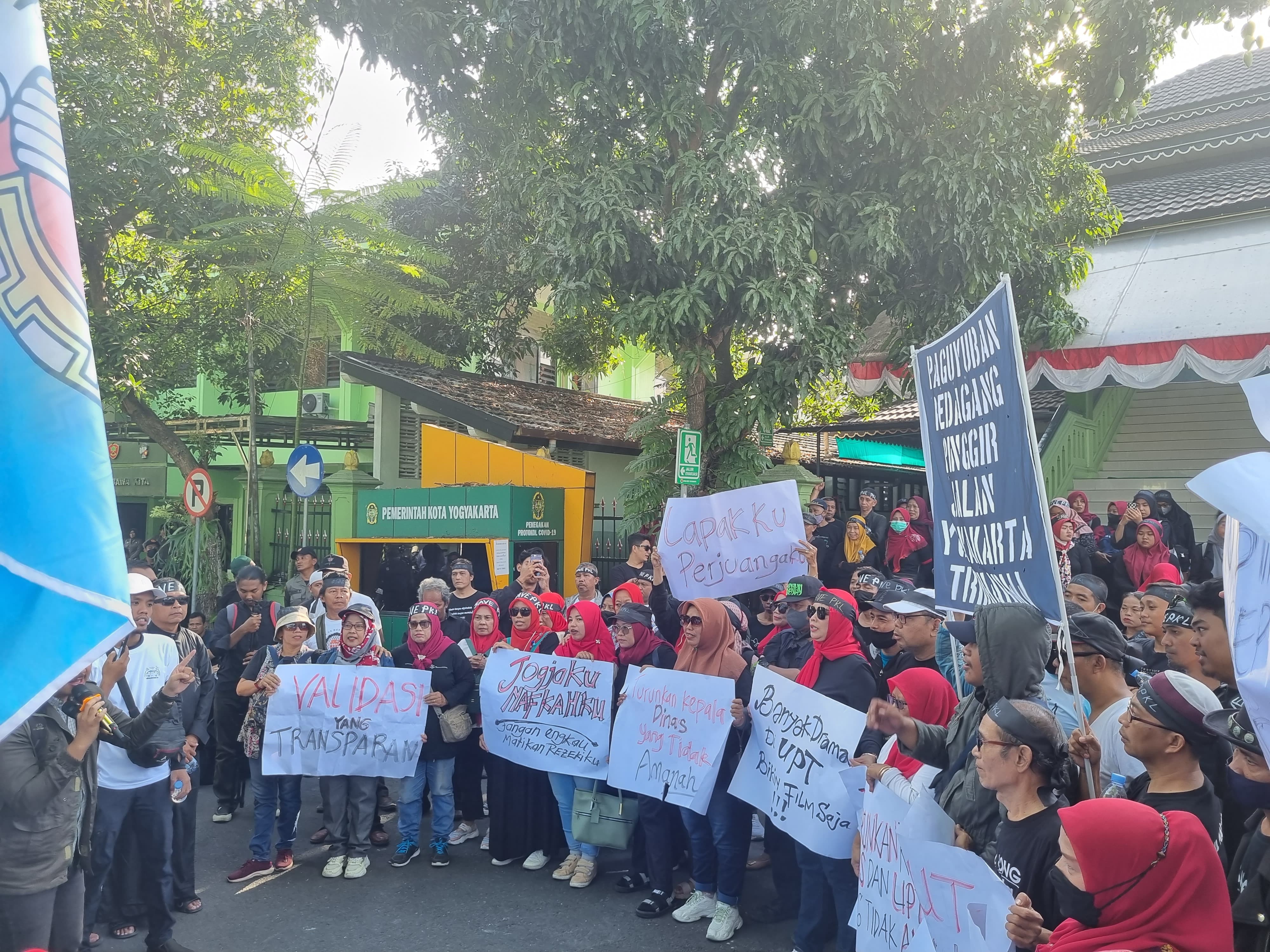 DENGARKAN: Pedagang Teras Malioboro 2 menggelar aksi damai di Balai Kota Jogja Senin (19/9). (Fahmi Fahriza/Radar Jogja)