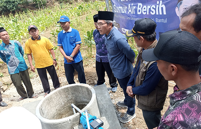 SUMBER AIR: Bupati Bantul Abdul Halim Muslih saat meresmikan sumur air bersih di Padukuhan Kalidadap 1, Kalurahan Selopamioro, Imogiri, Minggu (17/9). (Gregorius Bramantyo/Radar Jogja)