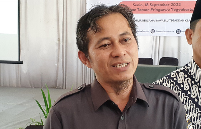 TEGAS: Ketua Bawaslu Sleman Arjuna Al Ichsan Siregar saat menyampaikan keterangan terkait larangan parpol memasang APS bermuatan ajakan dan memilih nomor urut di depan awak media Senin (18/9/23).
