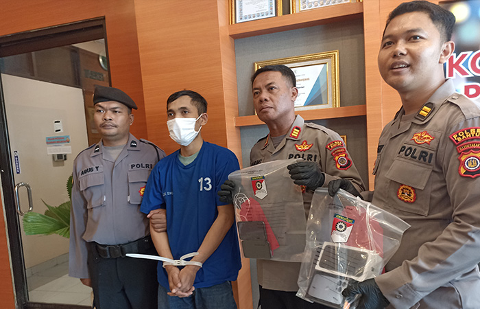 DICOKOK: Jajaran Polsek Sewon saat menghadirkan tersangka dan barang bukti dalam jumpa pers di Mapolres Bantul Selasa (18/9/23).GREGORIUS BRAMANTYO/RADAR JOGJA&nbsp;