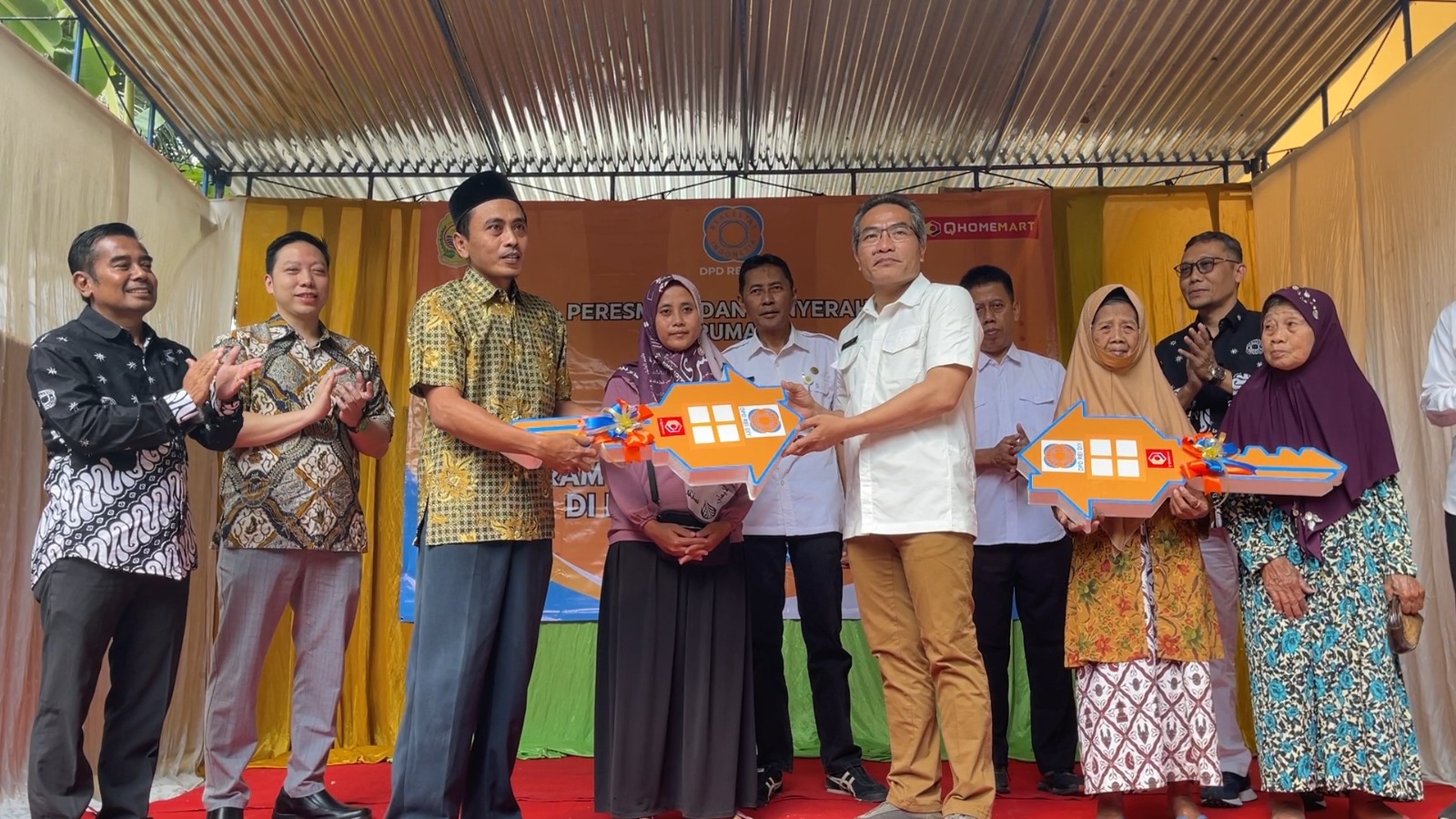 BEDAH RUMAH: Penyerahan kunci sebagai acara puncak Bedah Rumah diresmikan langsung oleh Bupati Bantul  H. Abdul Halim Muslih dan dihadiri Direktur Qhomemart Henky serta  jajaran managemen. (ISTIMEWA)