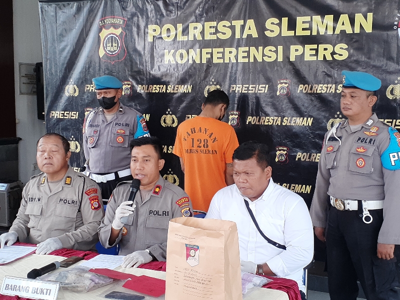 BONGKAR: Polisi mengungkap kasus pembuangan bayi di Mapolresta Sleman Senin (19/8). (Iwan Nurwanto/Radar Jogja)